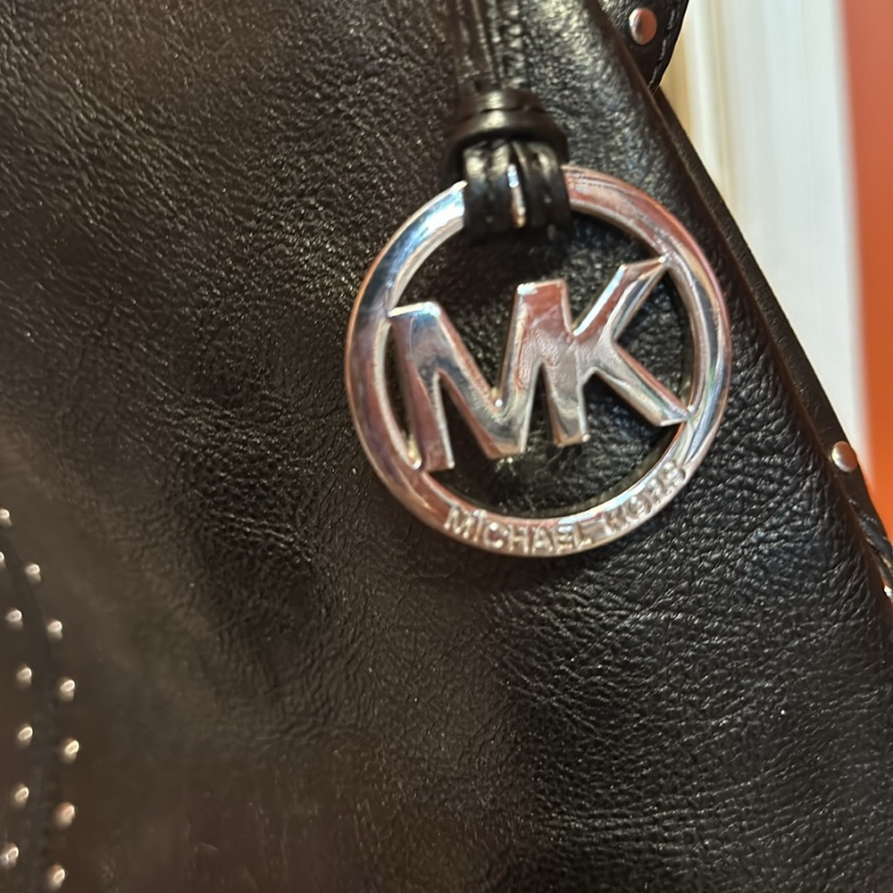 Michael Kors Purse with silver chain and details - Picture 2 of 4
